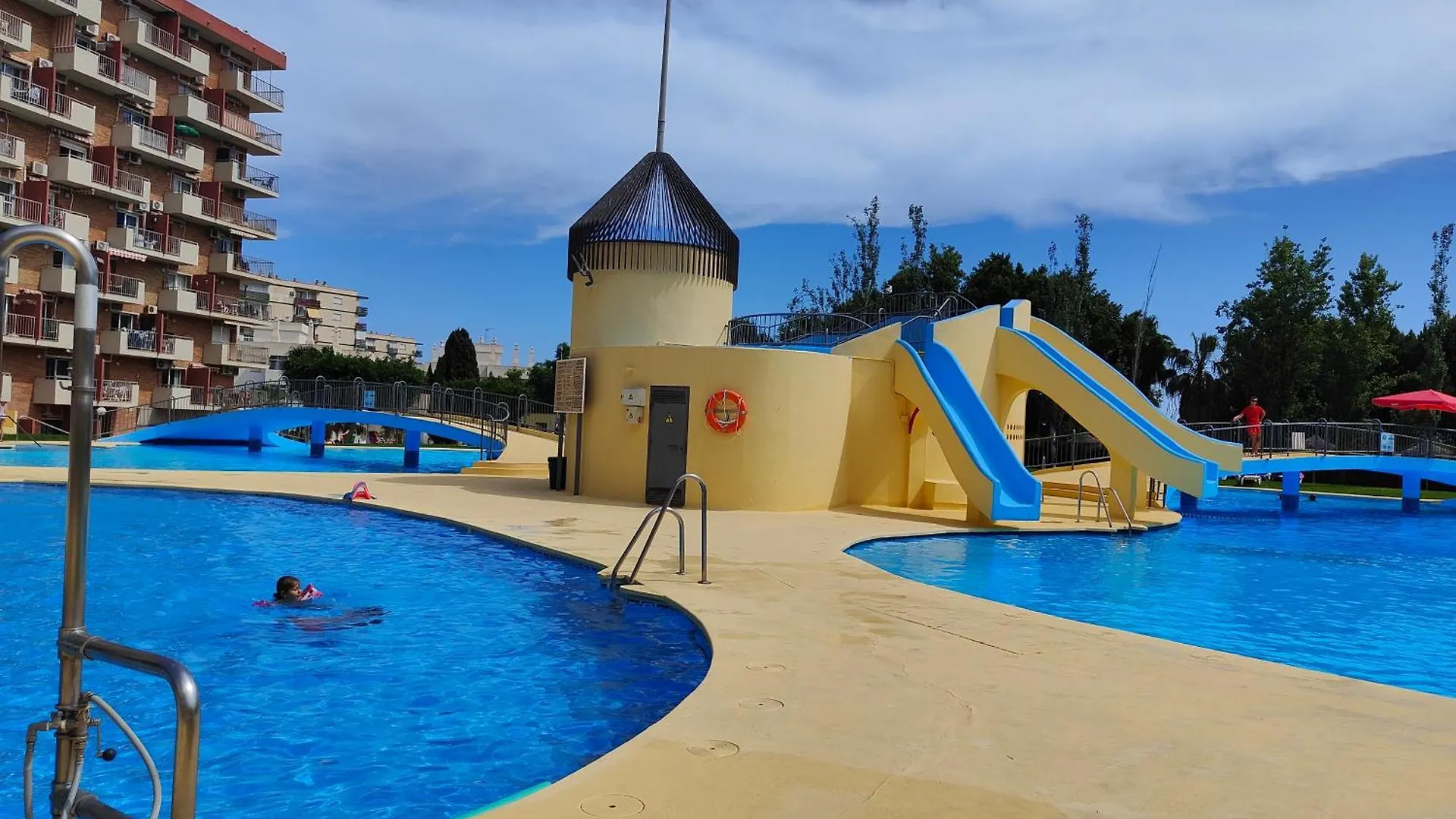 Apartamento Entero, Enormes Piscinas, Terraza Y Playa Benalmadena 0*,  Spain