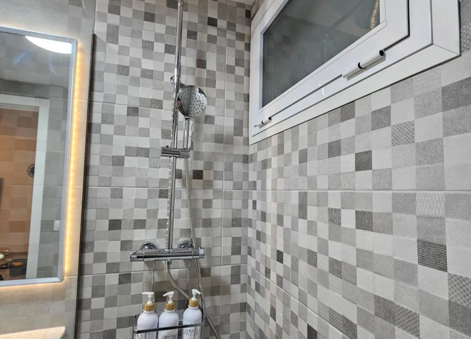 Apartamento Entero, Enormes Piscinas, Terraza Y Playa Benalmadena 0*,  Spain